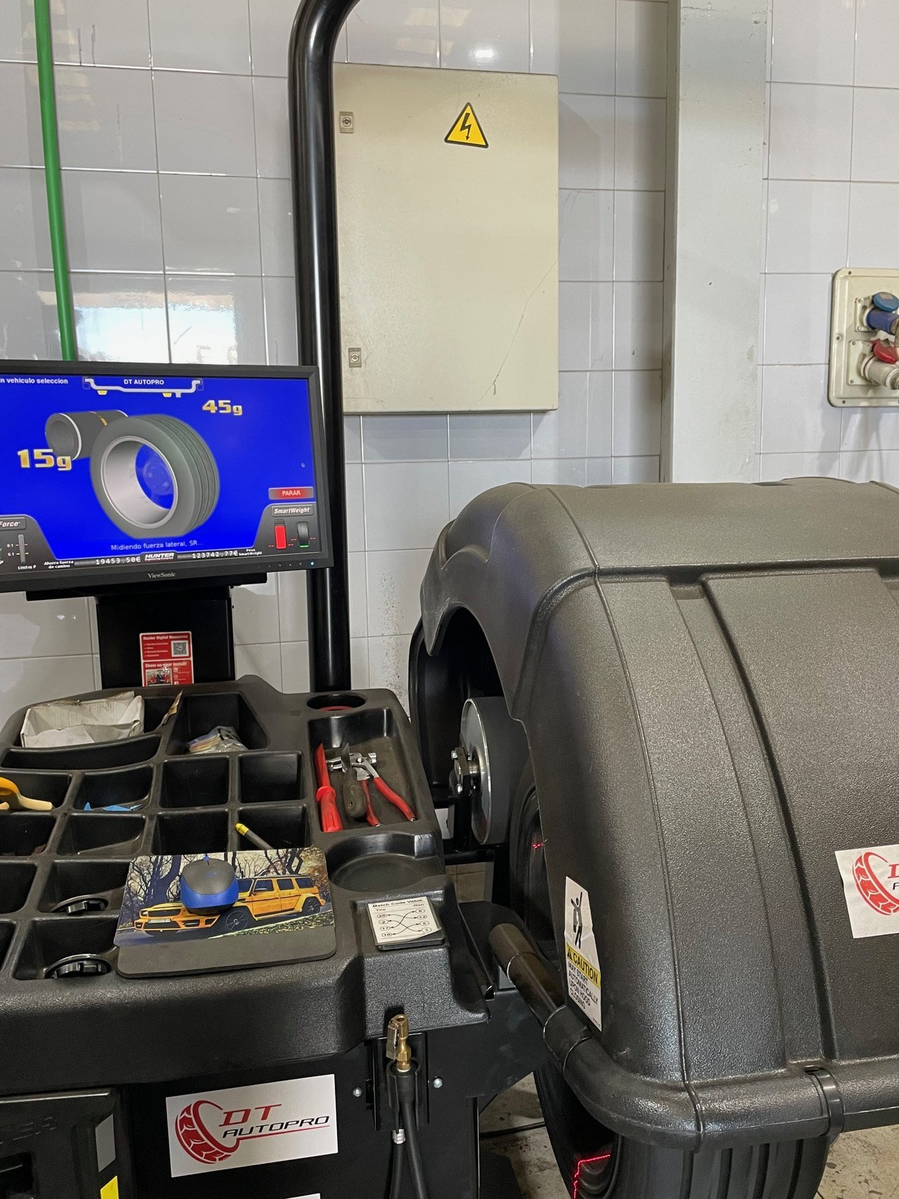 Equilibrado de ruedas de precisión Hunter midiendo al gramo en Ortigueira